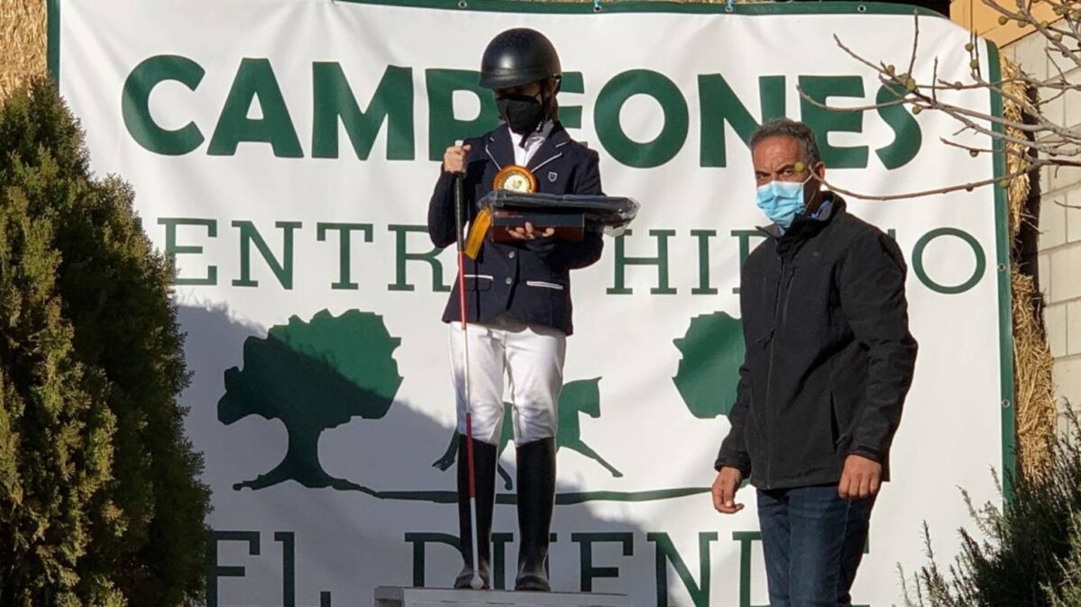 Cristina Landete recogiendo un premio tras una competición.