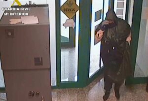 Robó en un banco situado en Villanueva de la Jara.