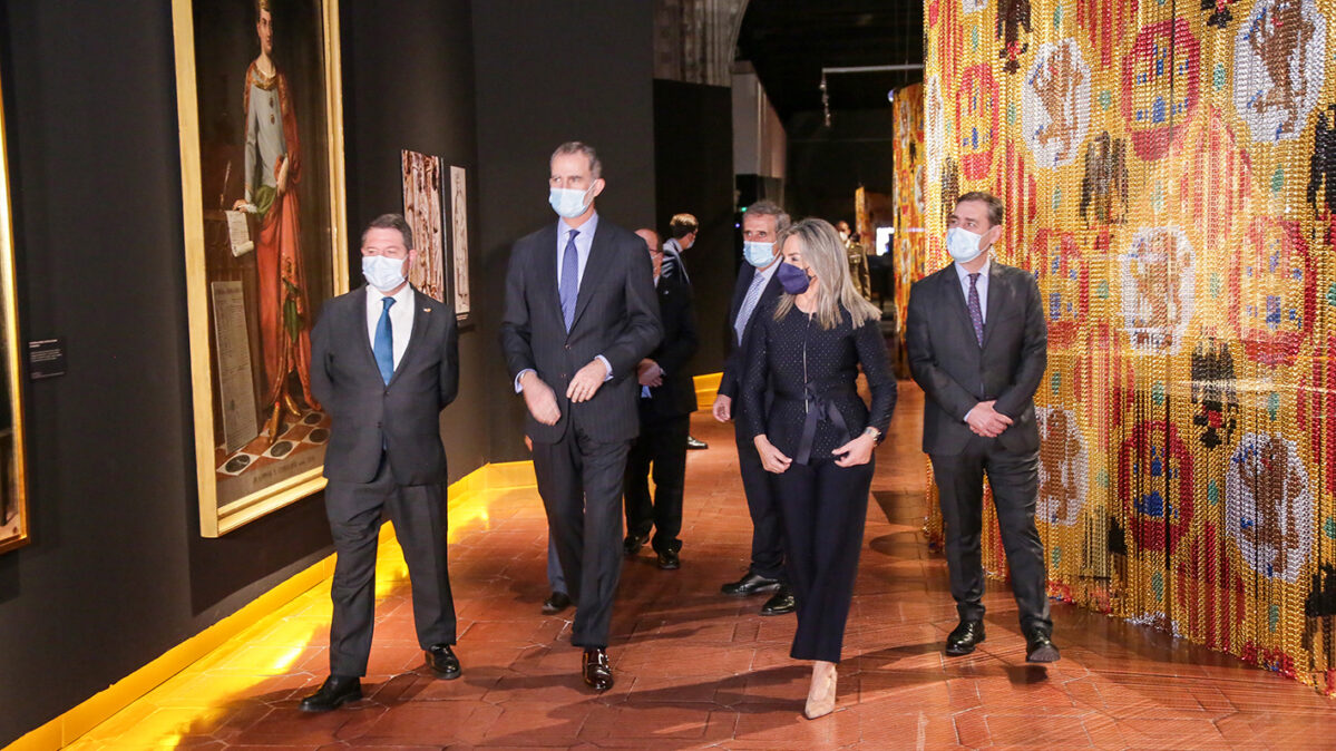 El rey Felipe VI inauguró la exposición de Alfonso X El Sabio en Toledo, junto a Emiliano García-Page, presidente de Castilla-La Mancha; y Milagros Tolón, alcaldesa de Toledo. Foto: Rebeca Arango.