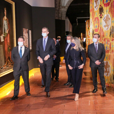El rey Felipe VI inauguró la exposición de Alfonso X El Sabio en Toledo, junto a Emiliano García-Page, presidente de Castilla-La Mancha; y Milagros Tolón, alcaldesa de Toledo. Foto: Rebeca Arango.