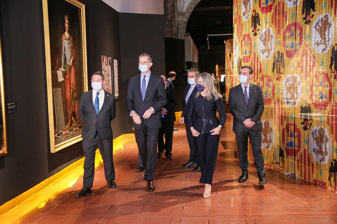 El rey Felipe VI inauguró la exposición de Alfonso X El Sabio en Toledo, junto a Emiliano García-Page, presidente de Castilla-La Mancha; y Milagros Tolón, alcaldesa de Toledo. Foto: Rebeca Arango.