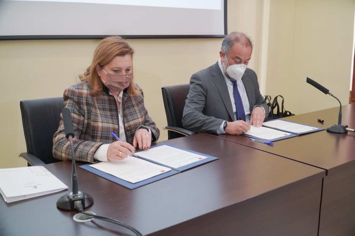 Rosana Rodríguez y Julián Garde, en la firma de un convenio.