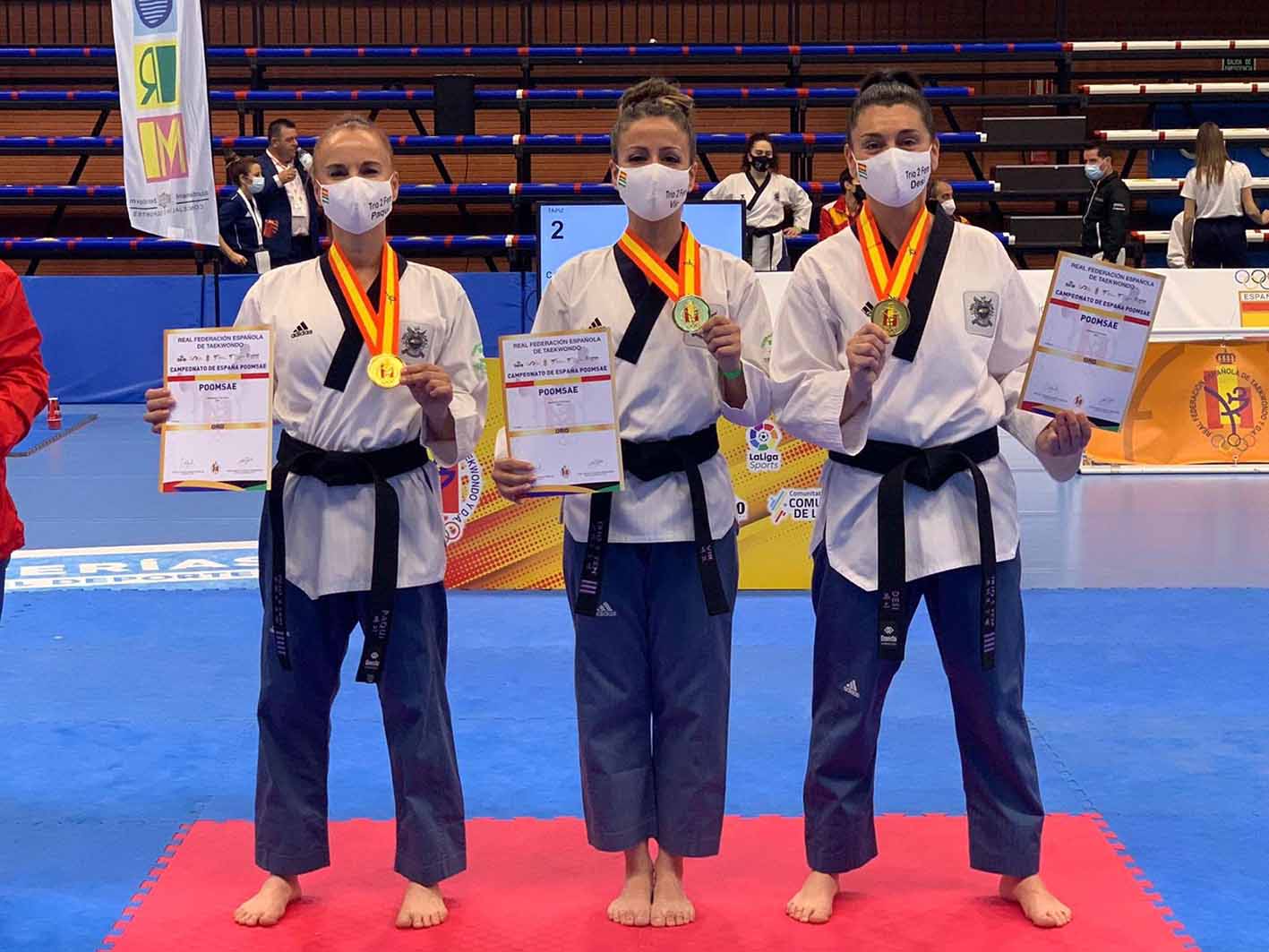 Villacañas (centro) es campeona de España y subcampeona de Europa, junto a sus compañeras de equipo Paqui Mates y Desiré Márquez.