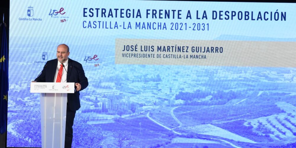 José Luis Martínez Guijarro, vicepresidente del Gobierno de Castilla-La Mancha durante la presentación de la Estrategia Regional frente a la Despoblación en Jadraque (Guadalajara).