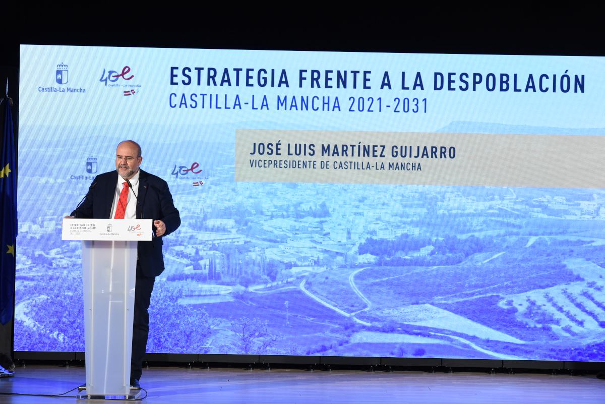 José Luis Martínez Guijarro, vicepresidente del Gobierno de Castilla-La Mancha durante la presentación de la Estrategia Regional frente a la Despoblación en Jadraque (Guadalajara).