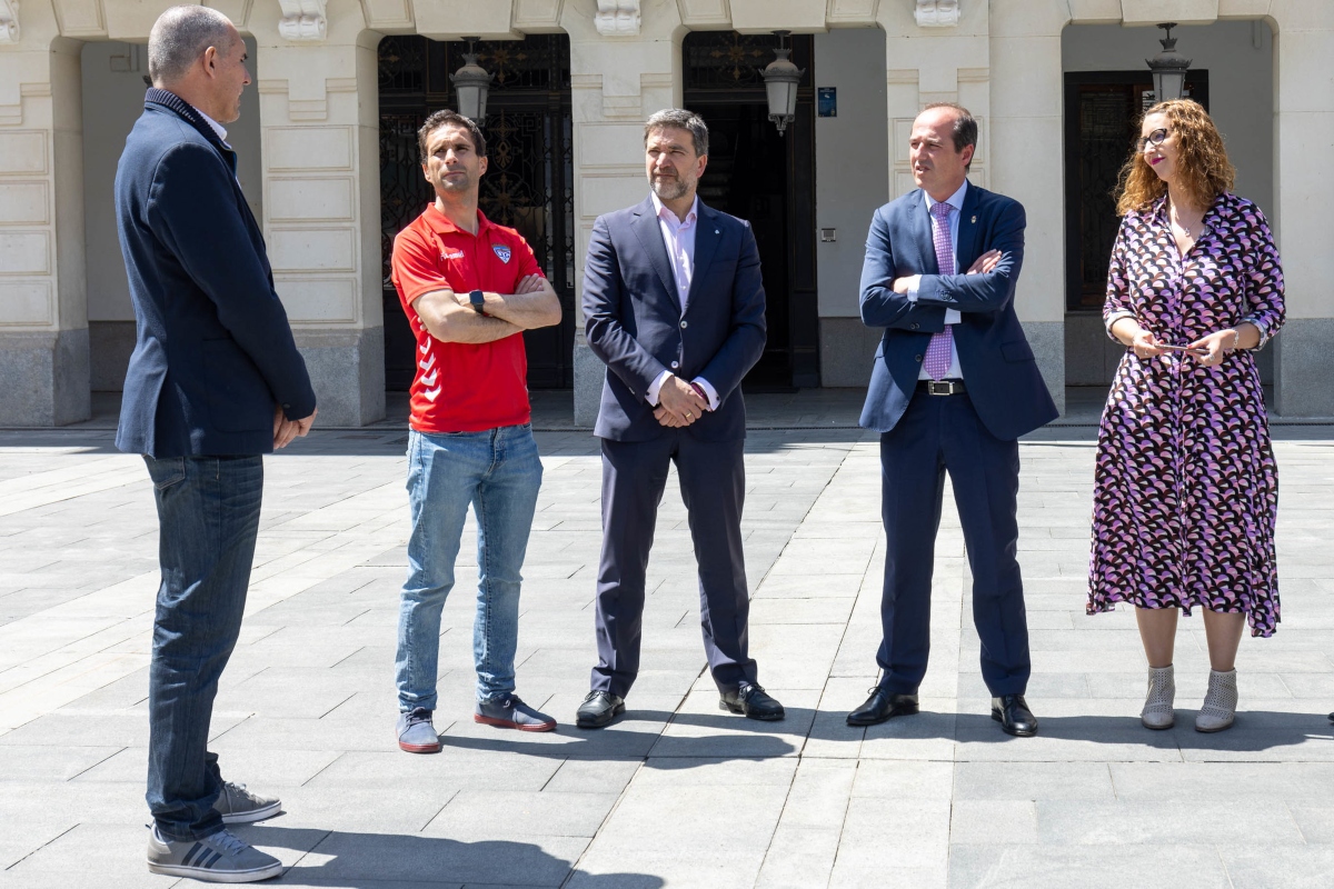 El Ayuntamiento de Guadalajara recibe al Depor