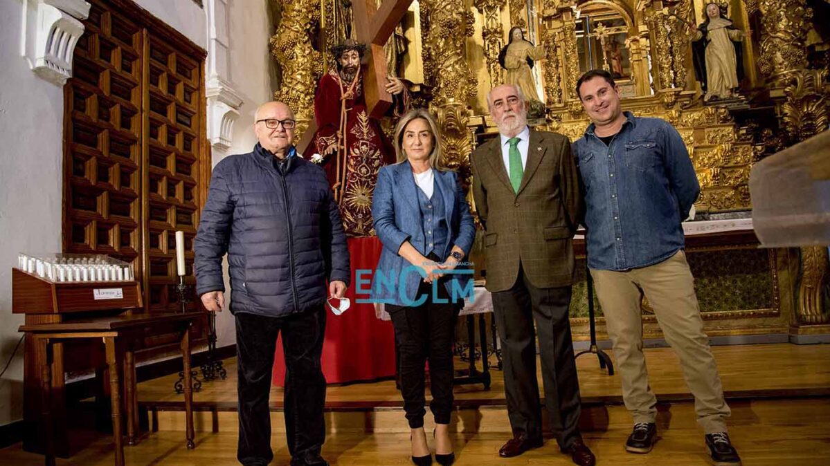 Miembros de la Cofradía del Cristo Redentor de Toledo con Milagros Tolón