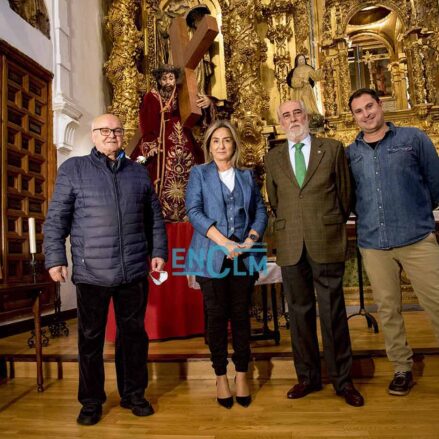 Miembros de la Cofradía del Cristo Redentor de Toledo con Milagros Tolón