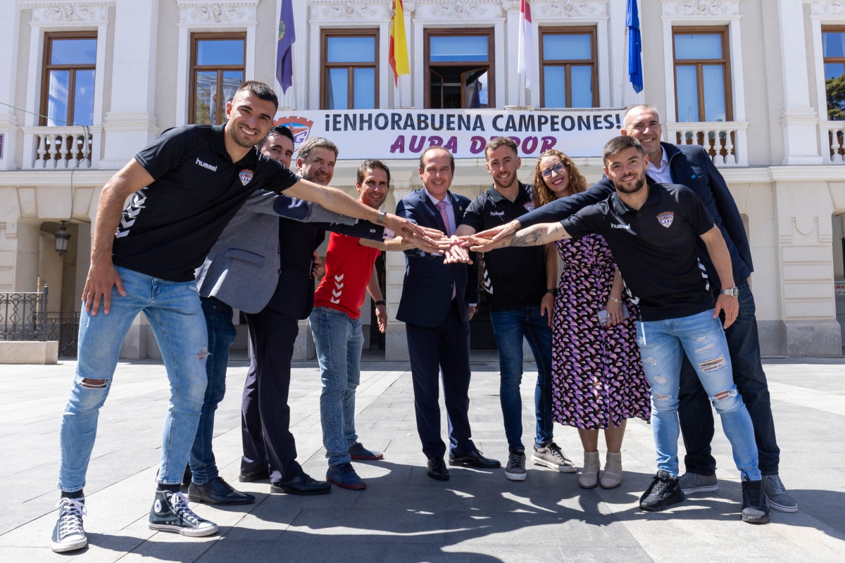 El Ayuntamiento de Guadalajara recibe al Depor