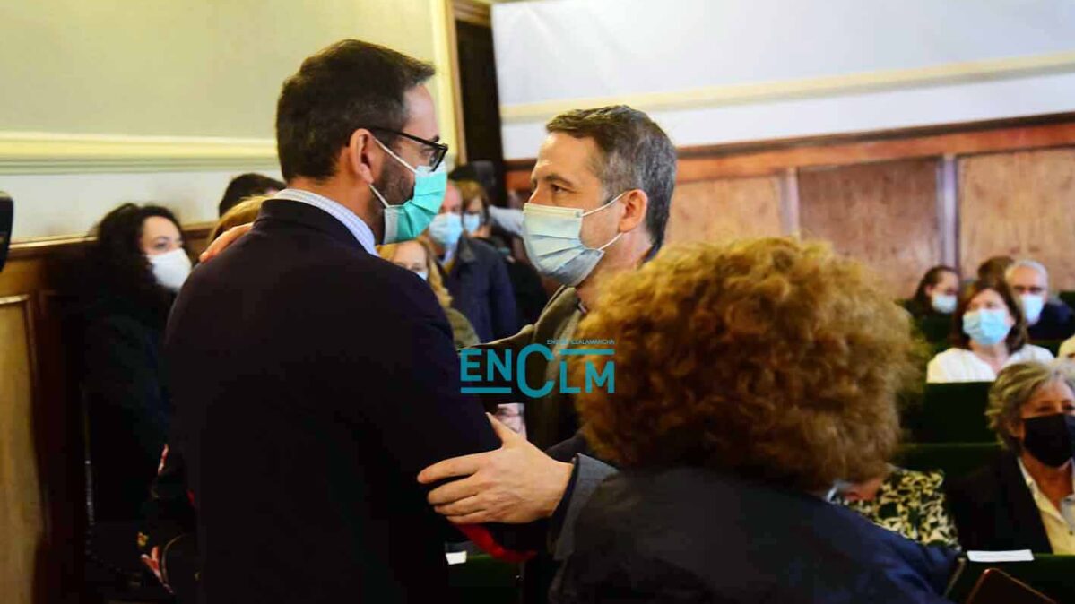 Esteban Paños, a la derecha, junto al diputado socialista Sergio Gutiérrez, durante el acto de nombramiento de Álvaro Gutiérrez como padrino de Marsodeto. Foto: Rebeca Arango.