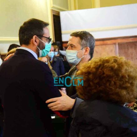 Esteban Paños, a la derecha, junto al diputado socialista Sergio Gutiérrez, durante el acto de nombramiento de Álvaro Gutiérrez como padrino de Marsodeto. Foto: Rebeca Arango.