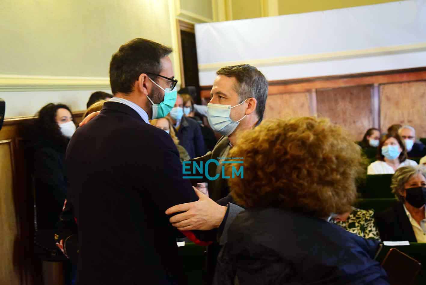 Esteban Paños, a la derecha, junto al diputado socialista Sergio Gutiérrez, durante el acto de nombramiento de Álvaro Gutiérrez como padrino de Marsodeto. Foto: Rebeca Arango.