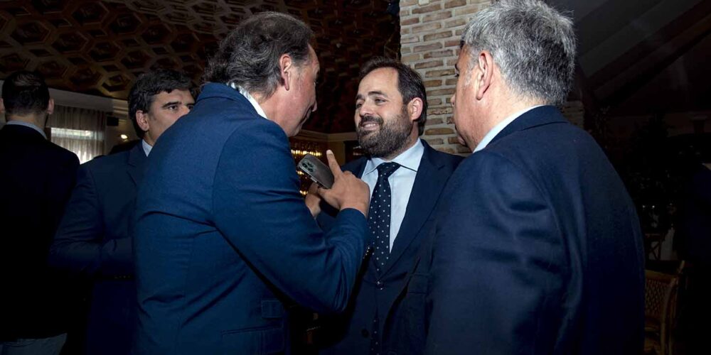 El presidente del PP de Castilla-La Mancha, Paco Núñez, conversando con compañeros de partido en "Espacio Reservado", de encastillalamancha.es. Foto: Rebeca Arango.