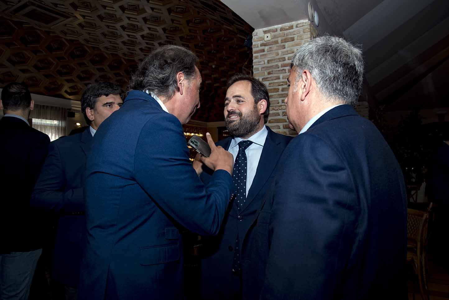 El presidente del PP de Castilla-La Mancha, Paco Núñez, conversando con compañeros de partido en "Espacio Reservado", de encastillalamancha.es. Foto: Rebeca Arango.