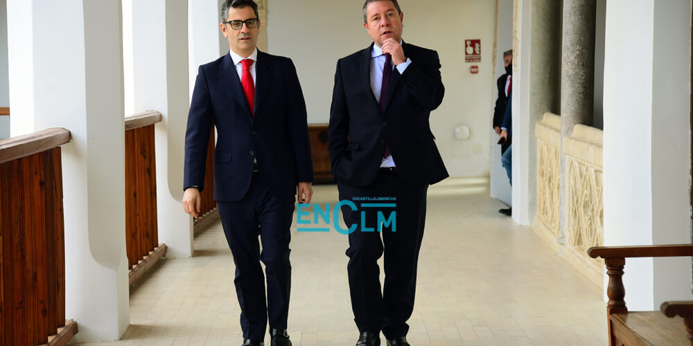 Félix Bolaños, ministro de Presidencia; y Emiliano García-Page, presidente de Castilla-La Mancha, en Toledo. Foto: Rebeca Arango.