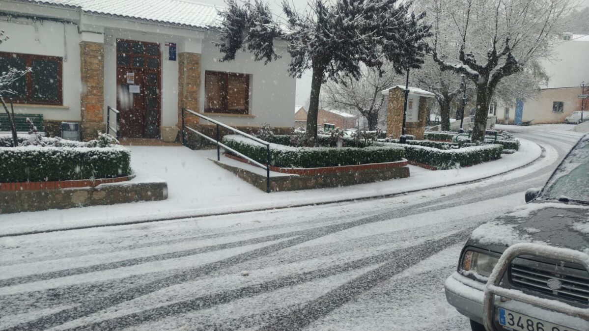 Paterna del Madera cubierta por la nieve en abril. 