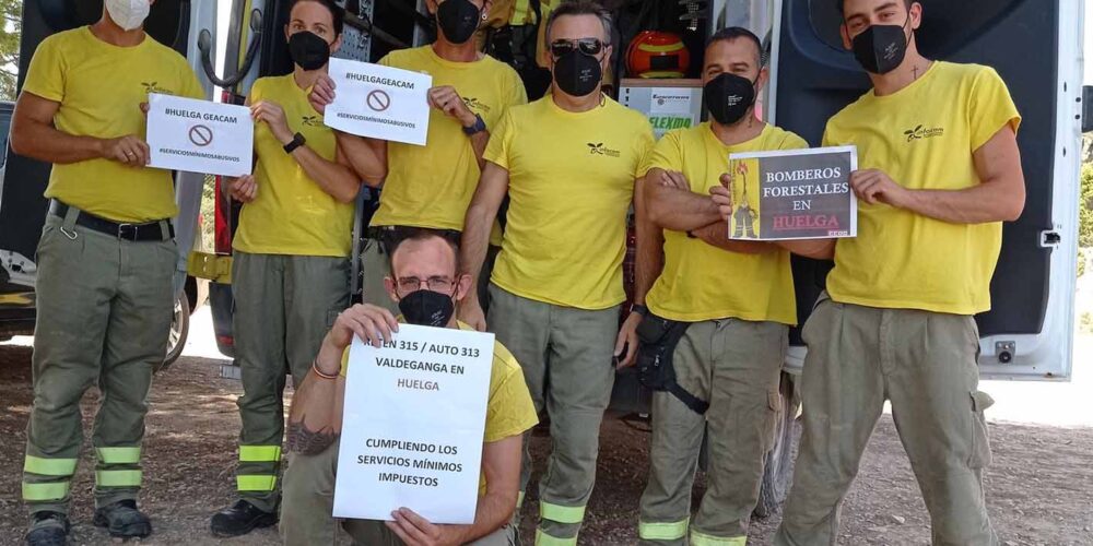 Trabajadores de Geacam durante los servicios mínimos que debieron cumplir el pasado verano.