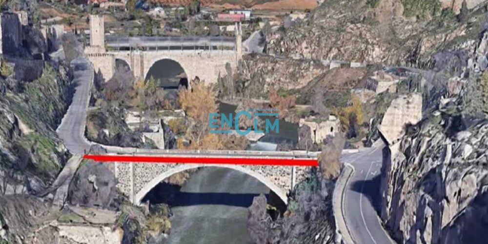 Puente Nuevo de Alcántara, en Toledo. La línea roja marca dónde irá uno de los pasos peatonales "al vacío". Justo enfrente habrá otro.
