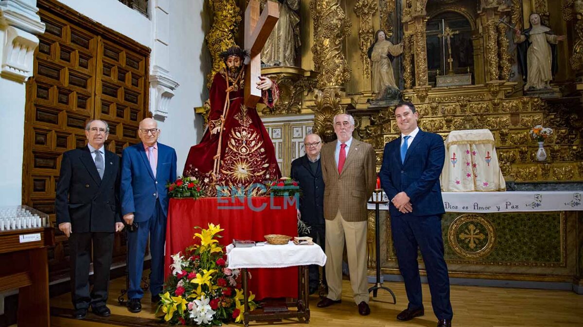 Manuel Gómez-Manzanilla, hermano mayor de la cofradía, segundo por la derecha, junto a otros miembros del capítulo. Foto: Rebeca Arango.