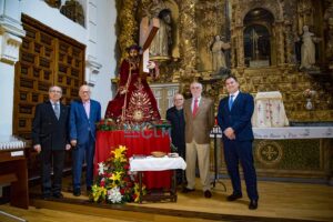 Manuel Gómez-Manzanilla, hermano mayor de la cofradía, segundo por la derecha, junto a otros miembros del capítulo. Foto: Rebeca Arango.