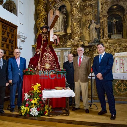 Manuel Gómez-Manzanilla, hermano mayor de la cofradía, segundo por la derecha, junto a otros miembros del capítulo. Foto: Rebeca Arango.