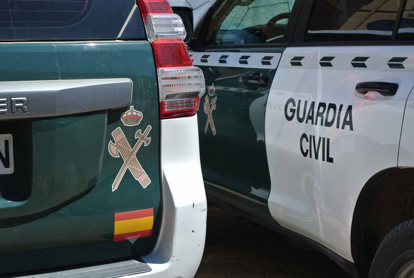 Imagen de dos vehículos de la Guardia Civil.
