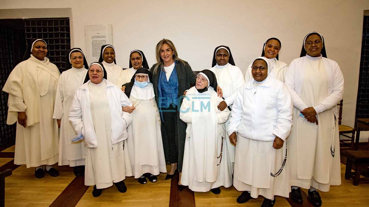 Milagros Tolón, junto a las monjas del monasterio de Santo Domingo el Real, en Toledo, donde se encuentra el Cristo Redentor. Foto: Rebeca Arango.