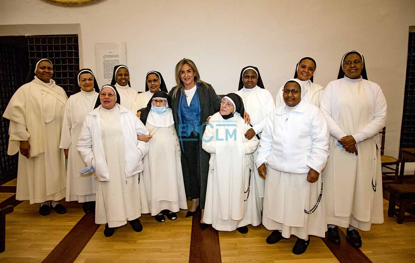 Milagros Tolón, junto a las monjas del monasterio de Santo Domingo el Real, en Toledo, donde se encuentra el Cristo Redentor. Foto: Rebeca Arango.