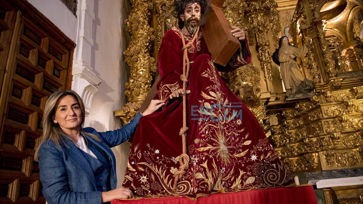 Milagros Tolón, alcaldesa de Toledo, junto a la imagen del Cristo Redentor, en el monasterio de Santo Domingo el Real. Foto: Rebeca Arango.