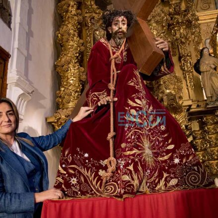 Milagros Tolón, alcaldesa de Toledo, junto a la imagen del Cristo Redentor, en el monasterio de Santo Domingo el Real. Foto: Rebeca Arango.