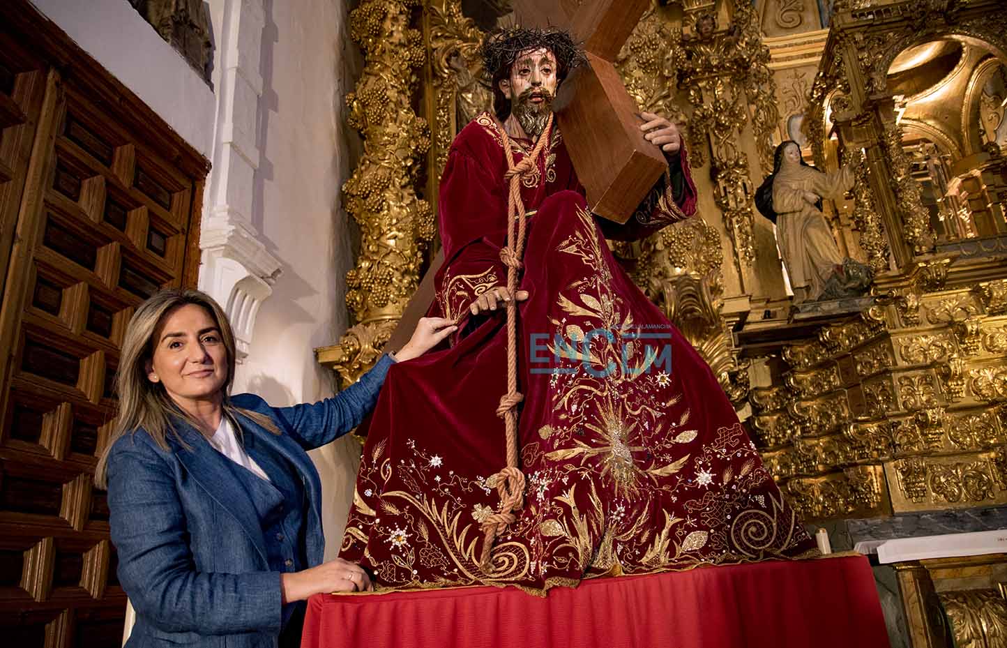 Milagros Tolón, alcaldesa de Toledo, junto a la imagen del Cristo Redentor, en el monasterio de Santo Domingo el Real. Foto: Rebeca Arango.