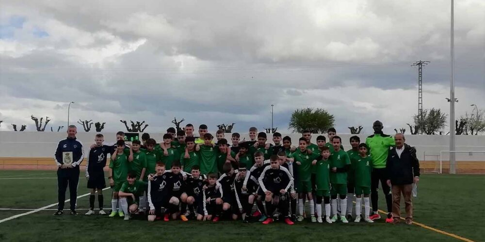 En la foto, el equipo escocés campeón y el de Villaseca de la Sagra.