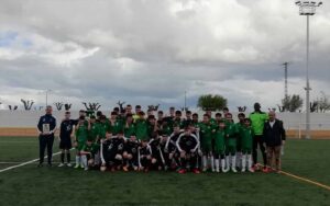 En la foto, el equipo escocés campeón y el de Villaseca de la Sagra.