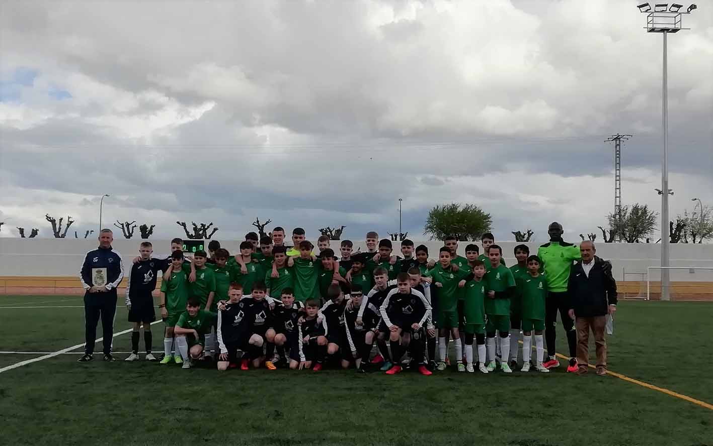 En la foto, el equipo escocés campeón y el de Villaseca de la Sagra.