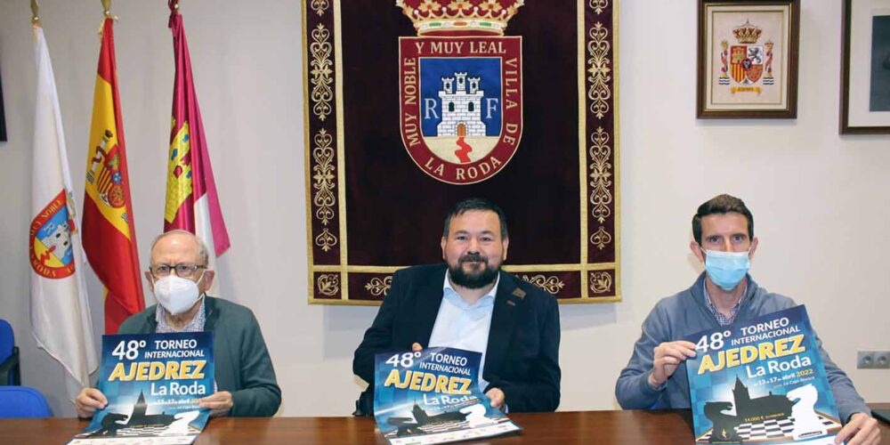 Juan Ramón Amores (en el centro), el día de la presentación del Torneo Internacional de La Roda.