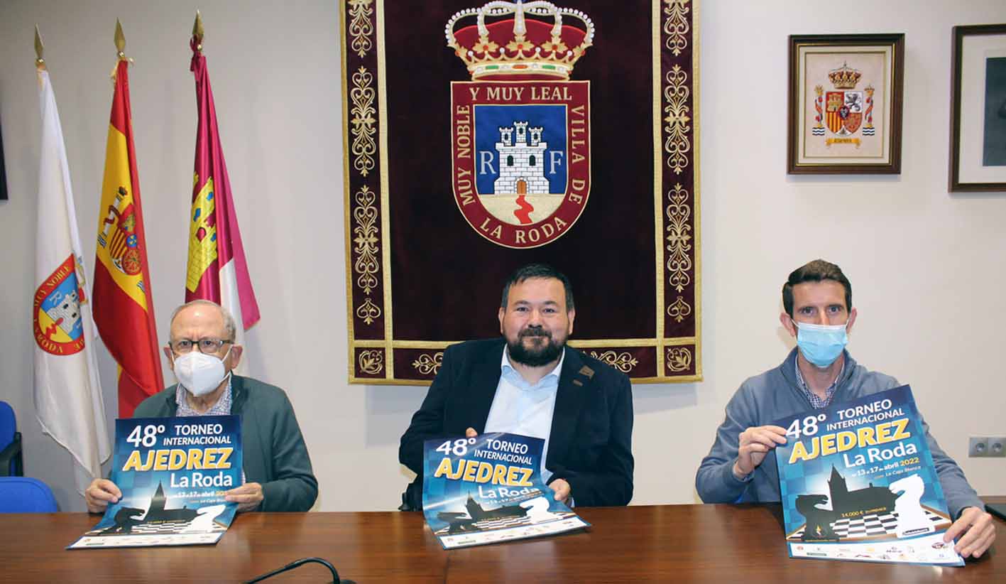 Juan Ramón Amores (en el centro), el día de la presentación del Torneo Internacional de La Roda.