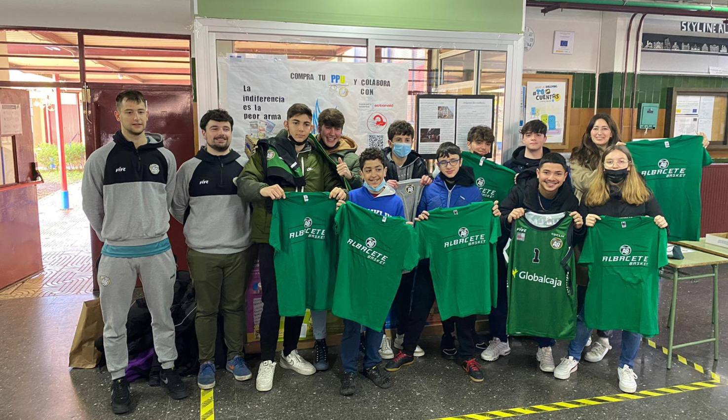 Jugadores del Albacete Basket con alumnos del IES Amparo Sanz.