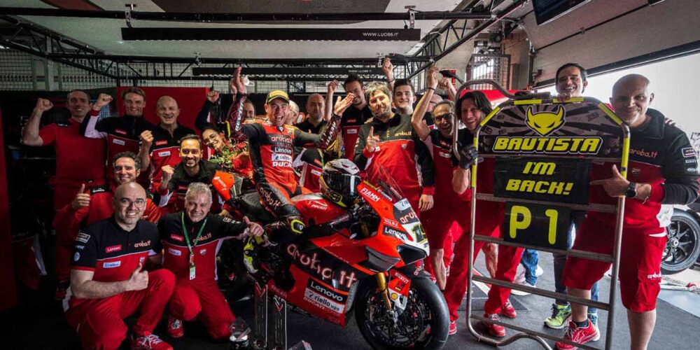 Álvaro Bautista, celebrando su triunfo con su equipo. Foto: @19bautista.