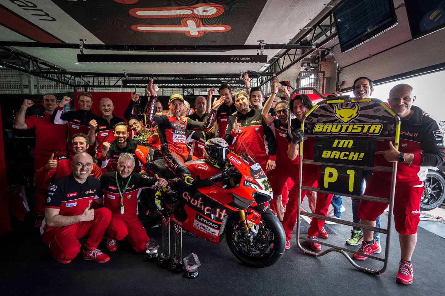 Álvaro Bautista, celebrando su triunfo con su equipo. Foto: @19bautista.