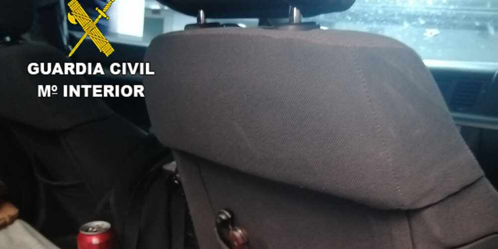 Las dos armas incautadas, escondidas en el asiento.