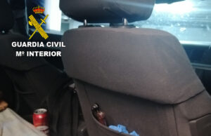 Las dos armas incautadas, escondidas en el asiento.