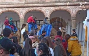 Foto de Pacma en la que se ve a personas montando de dos en dos sobre los camellos.