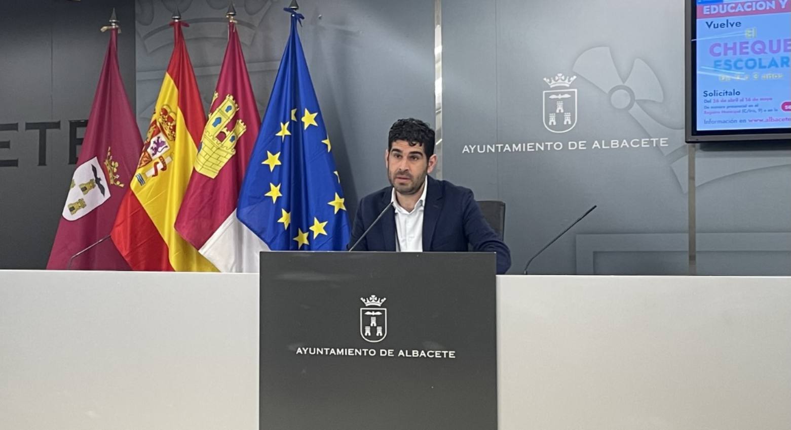 El Ayuntamiento de Albacete presenta el cheque escolar para el curso 2022-2023.