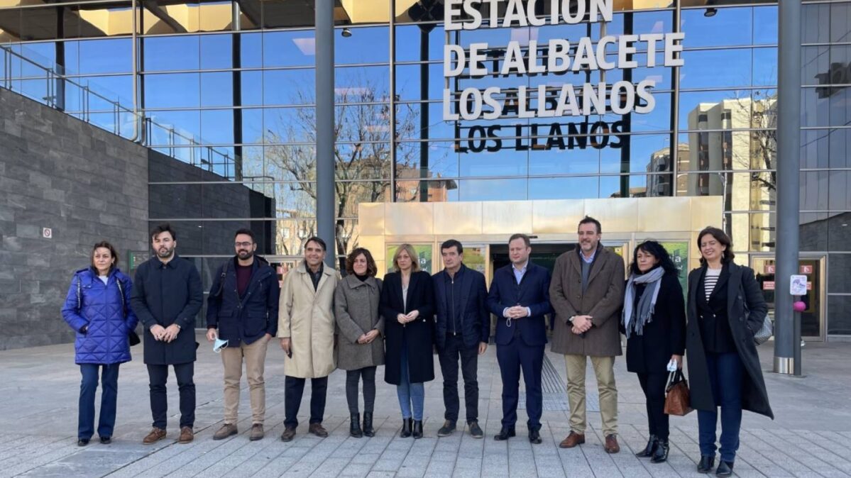 Políticos de Ciudadanos de Albacete, Alicante, Orihuela y Valencia se concentran en la estación de tren Los Llanos para pedir que el AVE pare en Atocha. 