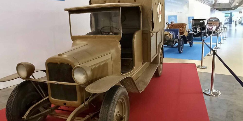 Exposición "Coches de pelicula" en el centro comercial Luz del Tajo.