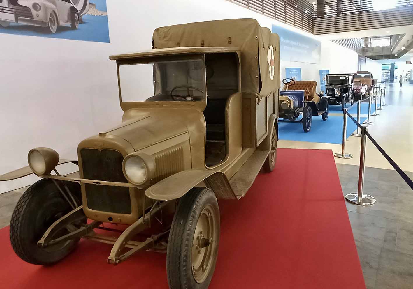 Exposición "Coches de pelicula" en el centro comercial Luz del Tajo.