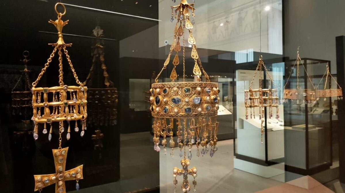 Tesoro de Guarrazar expuesto en el Museo Nacional de Arqueología, en el centro, la corona de Recesvinto. Foto: David Romero.