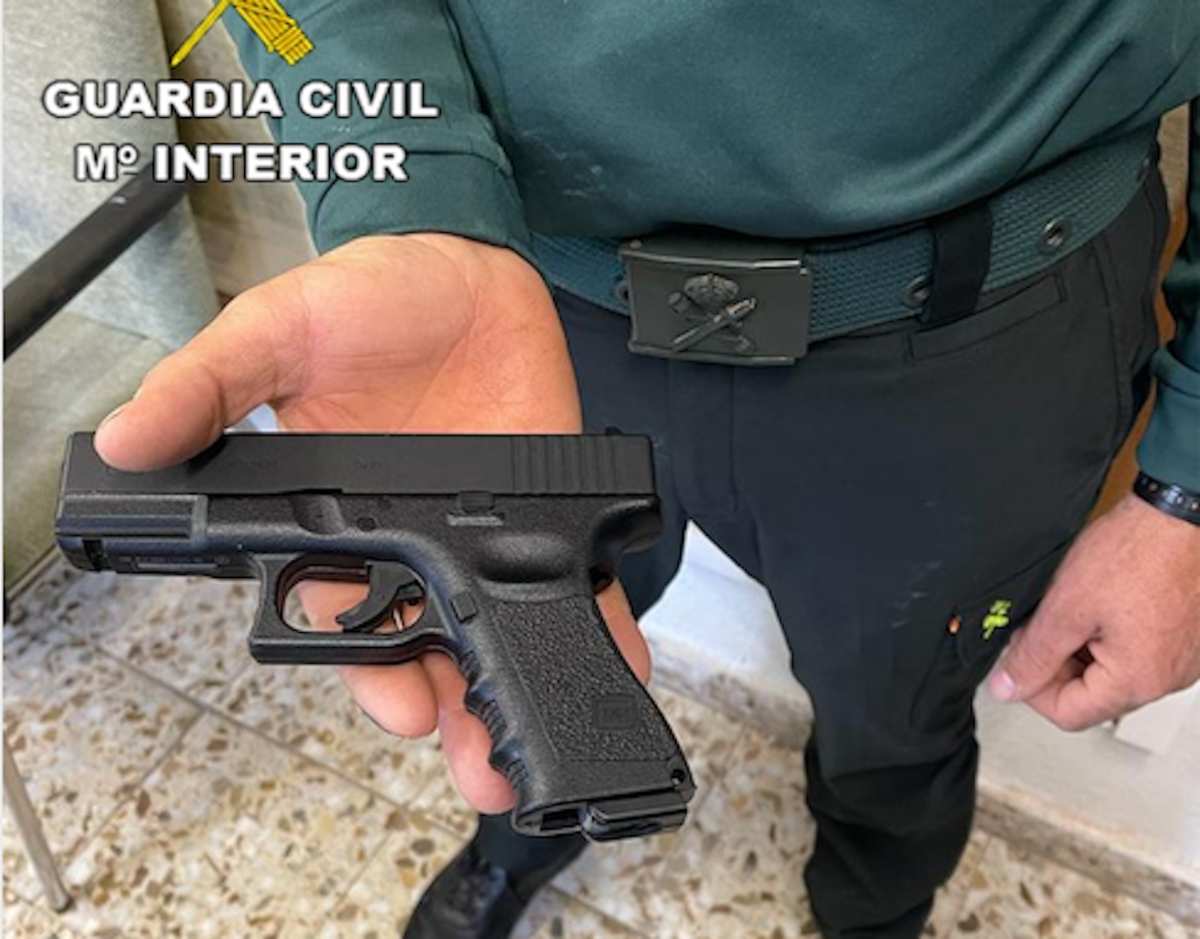 Arma simulada con la que un hombre encañonó a un agente.