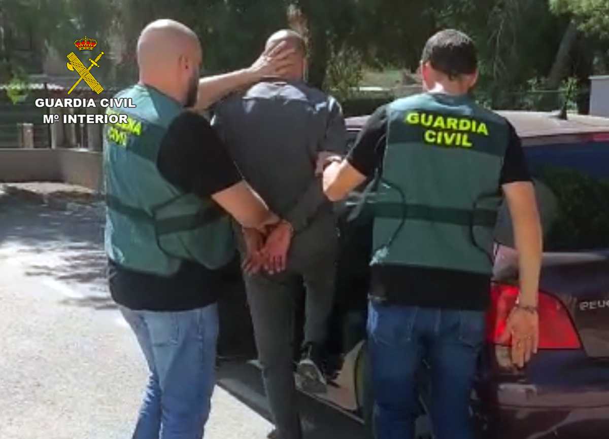 Detención del delincuente experimentado que robaba supuestamente dentro de los coches y con violencia.