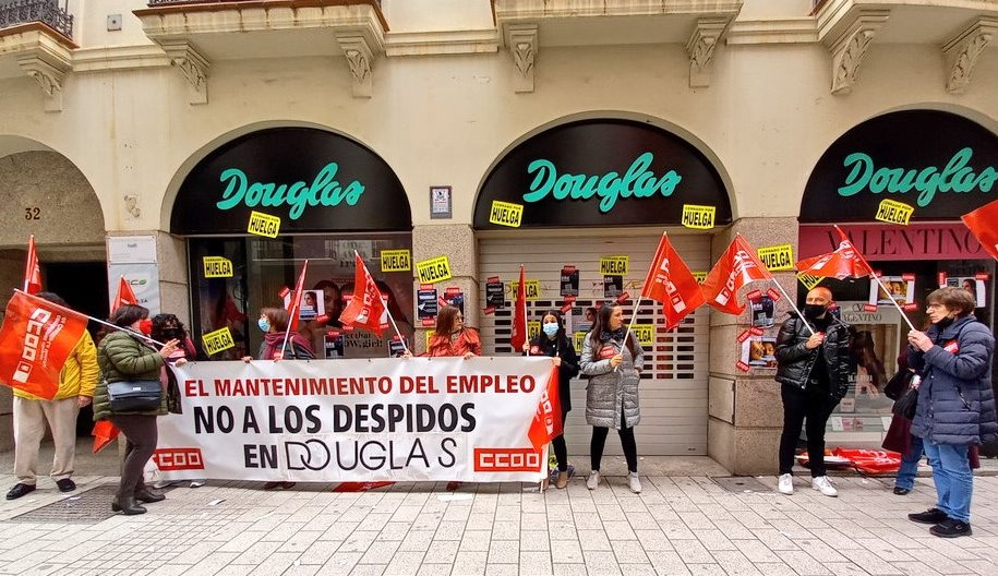 Concentración ante la perfumería Douglas de Albacete.